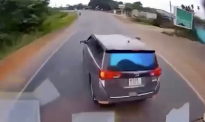 Clip TNGT: Xe máy loạng choạng lao ra từ trong ngõ khiến hai ô tô đâm nhau