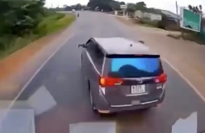 Clip TNGT: Xe máy loạng choạng lao ra từ trong ngõ khiến hai ô tô đâm nhau