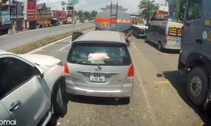 Ý thức giao thông: Loi choi chèn đầu xe khác lấn làn, tài xế Toyota Fortuner nháo nhào bỏ chạy khi đâm vào đuôi xe đi trước