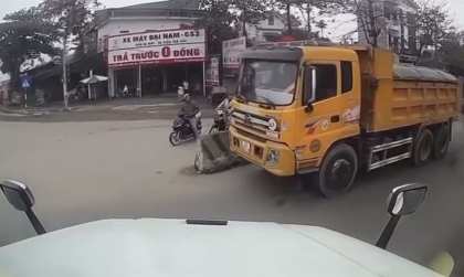 Ý thức giao thông: Xe tải thản nhiên đi ngược chiều, bất chấp mức phạt lên tới 20 triệu đồng