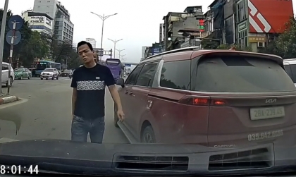 Ý thức Giao thông: Tài xế KIA Carinval hùng hổ chặn đầu xe khác sau khi không thể lấn làn vượt ẩu