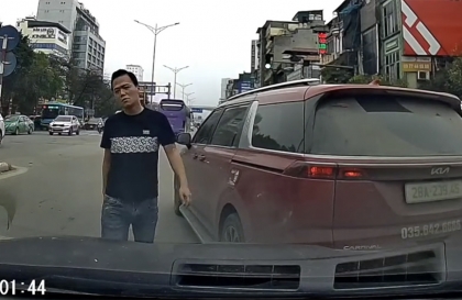 Ý thức Giao thông: Tài xế KIA Carinval hùng hổ chặn đầu xe khác sau khi không thể lấn làn vượt ẩu