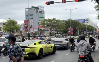 Ý thức Giao thông: Đoàn siêu xe thản nhiên vượt đèn đỏ tại Đà Nẵng
