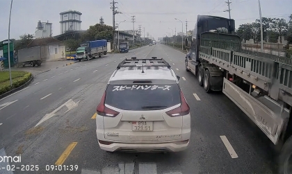 Ý thức Giao thông: Tài xế Mitsubishi Xpander đi sai làn chặn đầu xe khác, vẫn lùi xe thách thức kiếm chuyện.