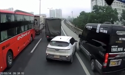 Ý thức Giao thông: Lạ lẫm với phát ngôn của người đàn ông trong xe khi chứng kiến hai tài xế cùng chung 