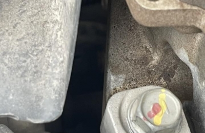 Xin các chỉ giáo xe Elantra ướt dầu ngoài máy