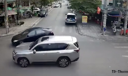 Clip TNGT: Cái giá của sự bất cẩn, Toyota Camry quay đầu đâm đúng vào Lexus LX570