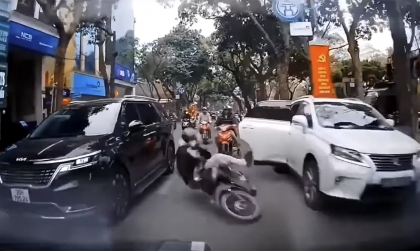 Clip TNGT: Mở cửa không quan sát, tài xế Lexus RX hất người xe máy thẳng vào KIA Carnival đang đi bên cạnh