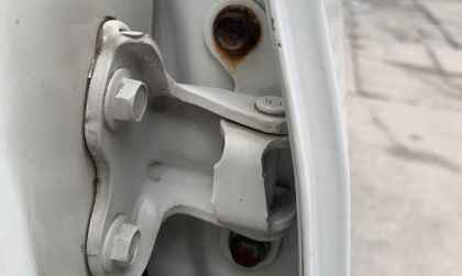 Vios bị han hết ở 4 cánh cửa có sao không?