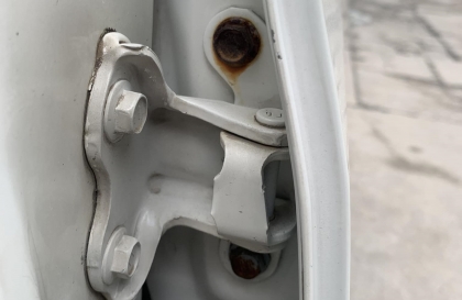 Vios bị han hết ở 4 cánh cửa có sao không?