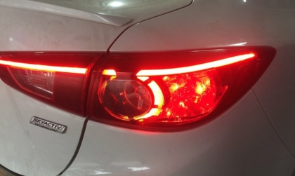 Đèn định vị sau của Mazda 3 chỉ phanh mới sáng là sao?