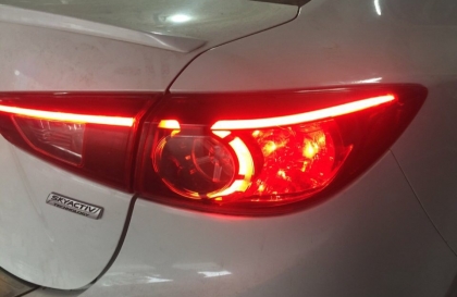 Đèn định vị sau của Mazda 3 chỉ phanh mới sáng là sao?