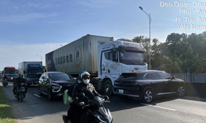 Ảnh TNGT: Nghi vượt ở điểm mù xe tải, VinFast VF8 bị đẩy quay ngang giữa đường