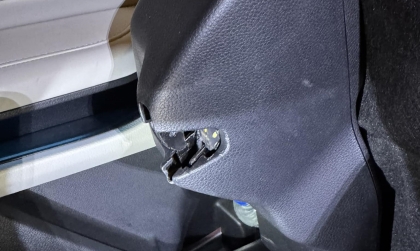 Ghế xe Kia Carens bị kẹt thế này thì xử lý sao?