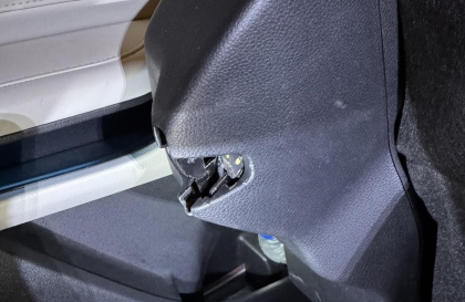 Ghế xe Kia Carens bị kẹt thế này thì xử lý sao?