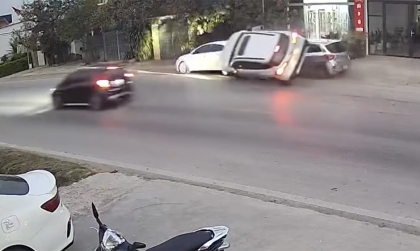 Clip TNGT: Toyota Corolla Cross lật nghiêng không tưởng giữa đường