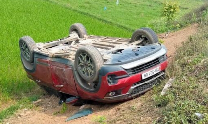 Ảnh TNGT: KIA Seltos lật ngửa dưới ruộng sau khi va chạm với xe máy