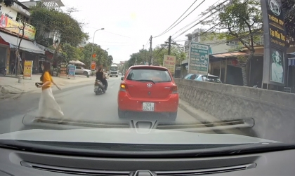 Ý thức giao thông: Ninja Lead giờ xưa rồi, chị nay đã lên bốn bánh