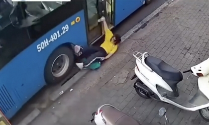 Clip TNGT: Nữ sinh thoát chết dưới bánh xe bus trong một tình huống không thể chấp nhận với tài xế