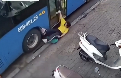 Clip TNGT: Nữ sinh thoát chết dưới bánh xe bus trong một tình huống không thể chấp nhận với tài xế