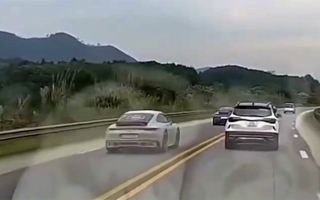 Ý thức Giao thông: Đoàn Porsche vượt ẩu trên cao tốc Hà Nội - Lào Cai được 