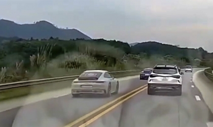 Ý thức Giao thông: Đoàn Porsche vượt ẩu trên cao tốc Hà Nội - Lào Cai được 
