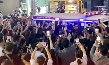 Ý thức Giao thông: Lạ lùng xe cứu thương hụ còi đưa nhiều bệnh nhân đi dự sự kiện