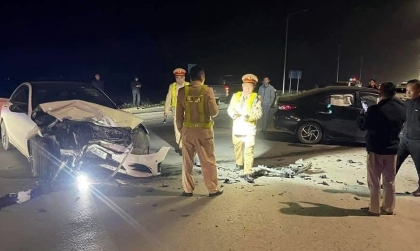 Ảnh TNGT: Mercedes-Benz C-class đấu đầu với Toyota Vios - Xe nào bung túi khí?