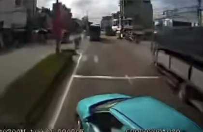 Clip TNGT: Hành khách bỏ chạy tứ tán khi taxi Xanh SM bị đẩy lên dải phân cách