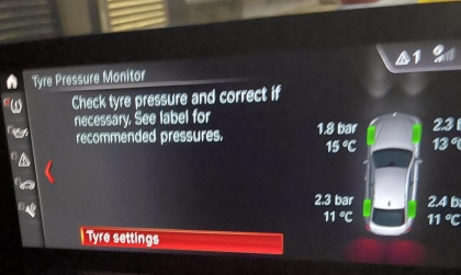 Xe BMW 420i báo thế này là lốp thiếu hơi hay sao ạ?