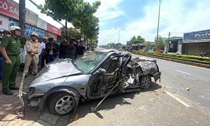 Clip TNGT: Các góc camera ghi lại cảnh tài Honda Accord tại Gia Lai lao vỉa hè vì say rượu