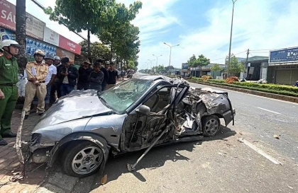 Clip TNGT: Các góc camera ghi lại cảnh tài Honda Accord tại Gia Lai lao vỉa hè vì say rượu