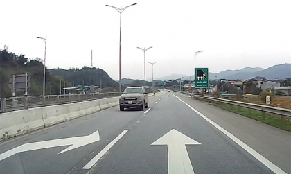 Ý thức giao thông: Bán tải Ford Ranger thản nhiên đi ngược chiều trên cao tốc Nội Bài - Lào Cai 