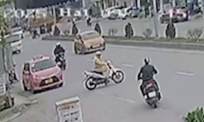 Clip TNGT: Thanh niên đi ngược chiều, liên tiếp đâm hai ô tô vì bỏ chạy khỏi CSGT