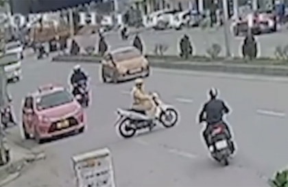 Clip TNGT: Thanh niên đi ngược chiều, liên tiếp đâm hai ô tô vì bỏ chạy khỏi CSGT