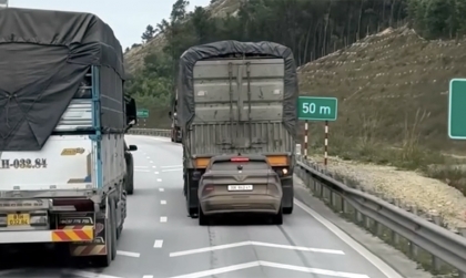 Clip TNGT: Xe tải lôi sềnh sệch VinFast VF 6 lên đèo vì đâm dính liền vào đuôi xe sau tai nạn