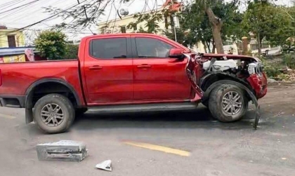 Ảnh TNGT: Bác tài Ford Ranger “mát ga” đâm vỡ tan thành cầu bằng đá