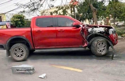 Ảnh TNGT: Bác tài Ford Ranger “mát ga” đâm vỡ tan thành cầu bằng đá