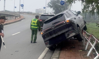 Ảnh TNGT: VinFast VF e34 vào cua hỏng, leo cả lên hàng rào sắt
