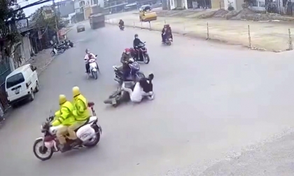 Clip TNGT: Bỏ chạy khỏi CSGT, thanh niên vứt bạn gái nằm dưới đường mà không một cái ngoảnh mặt