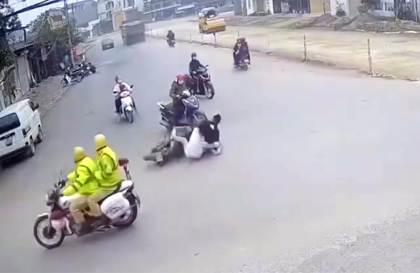 Clip TNGT: Bỏ chạy khỏi CSGT, thanh niên vứt bạn gái nằm dưới đường mà không một cái ngoảnh mặt