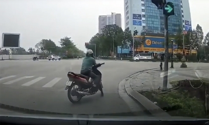 Ý thức Giao thông: Đàn ông ai lại làm thế với phụ nữ bao giờ