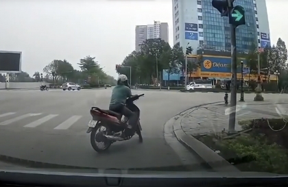 Ý thức Giao thông: Đàn ông ai lại làm thế với phụ nữ bao giờ