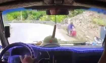 Clip TNGT: Đổ đèo, thanh niên đi xe máy giật mình lao xuống vệ đường vì nhìn thấy ô tô