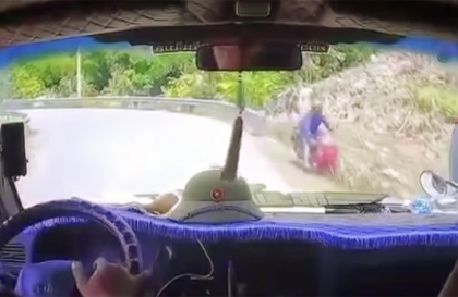 Clip TNGT: Đổ đèo, thanh niên đi xe máy giật mình lao xuống vệ đường vì nhìn thấy ô tô