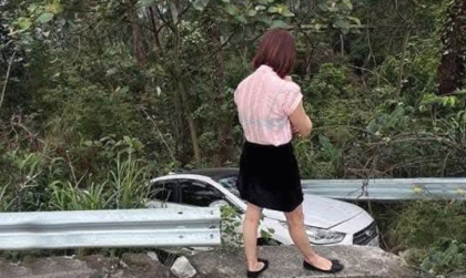 Ảnh TNGT: Lại thêm Hyundai Accent văng xuống vực khi đổ đèo Tam Đảo