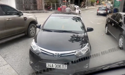 Ý thức giao thông: Thanh niên cầm lái Toyota Vios 34A 30602 thản nhiên đỗ xe giữa đường như ở nhà
