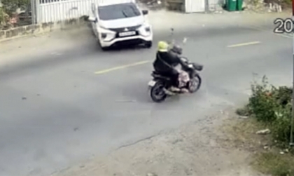 Clip TNGT: Nghi ngủ gật, tài xế Toyota Altis đâm văng Mitsubishi Xpander.