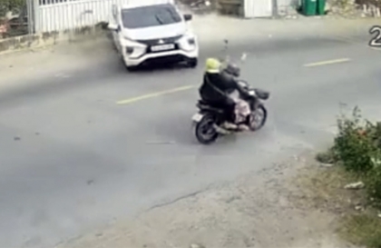 Clip TNGT: Nghi ngủ gật, tài xế Toyota Altis đâm văng Mitsubishi Xpander.