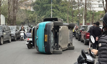 Clip TNGT: VinFast VF 5 ghẹo Hyundai Grand i10 rồi ngửa bụng nằm tênh hênh giữa đường